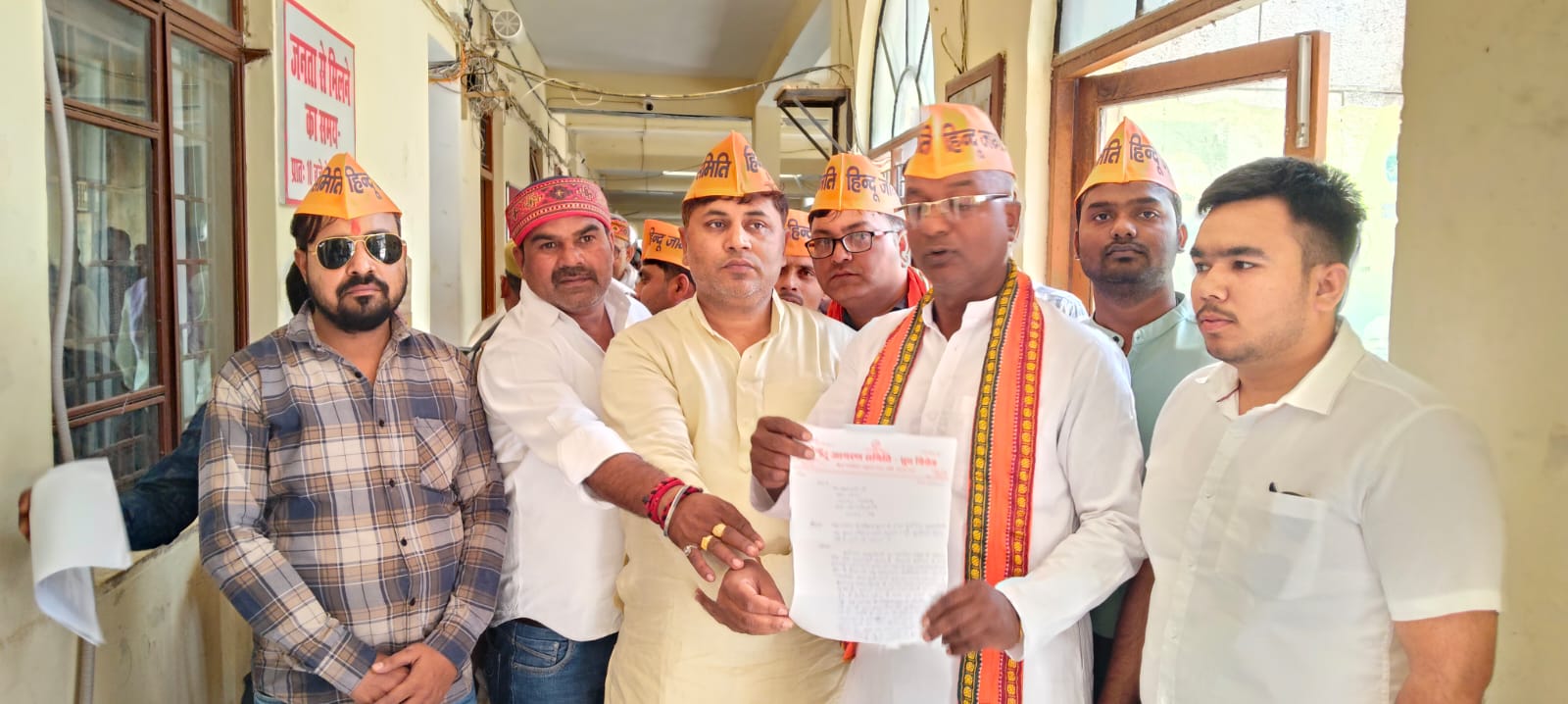 हिंदू जागरण समिति के कार्यकर्ताओं ने गोकुलपुरा गांव के पास इंटरचेंज के लिए जिलाधिकारी को सौपा पत्रक