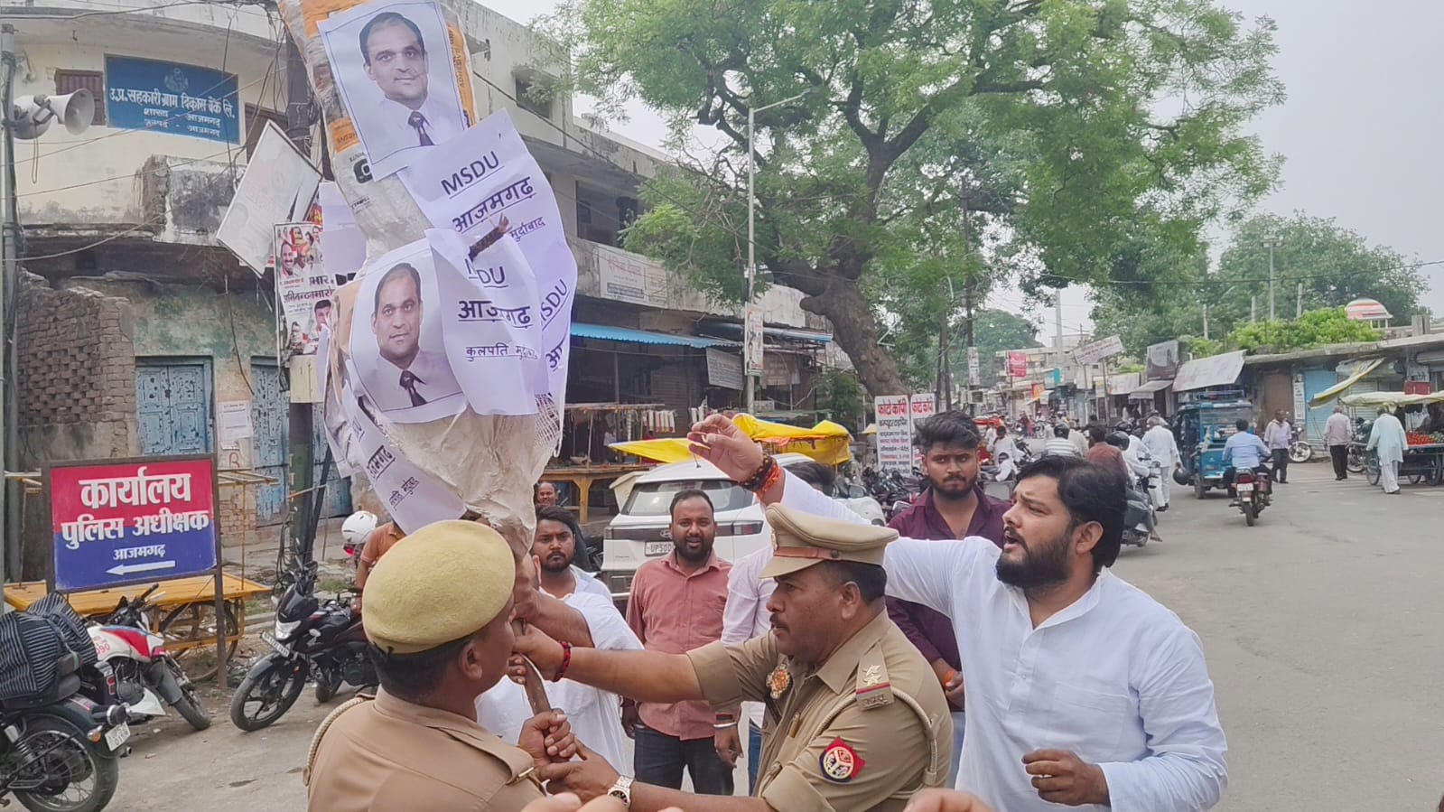 भ्रष्टाचार के विरोध में छात्र नेताओं का प्रदर्शन, कुलपति व रजिस्ट्रार का पुतला दहन