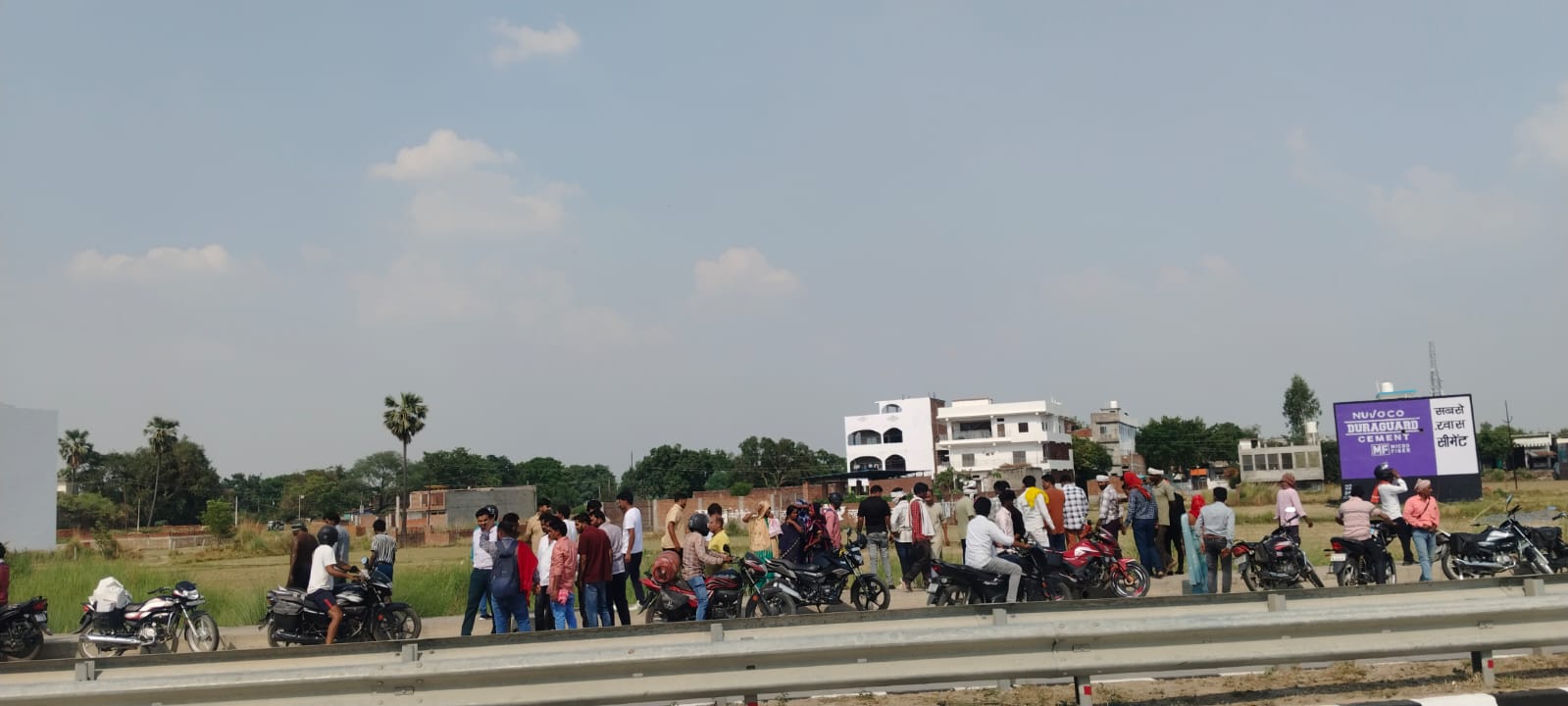 दर्दनाक सड़क हादसे में बाइक सवार की हालत गंभीर