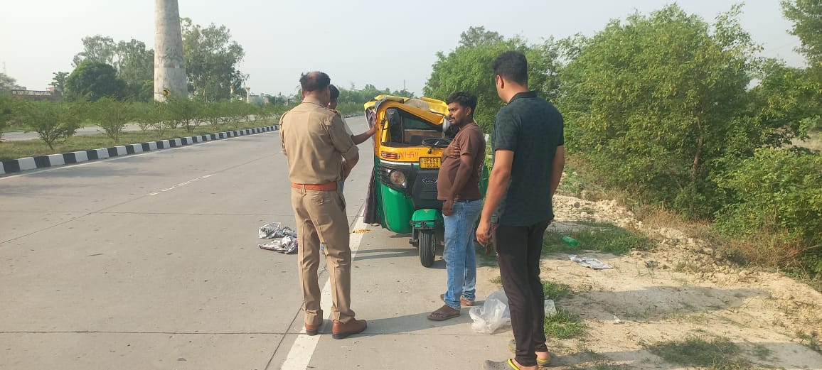 अज्ञात ट्रक की टक्कर से ऑटो चालक समेत दो घायल, हायर सेंटर रेफर