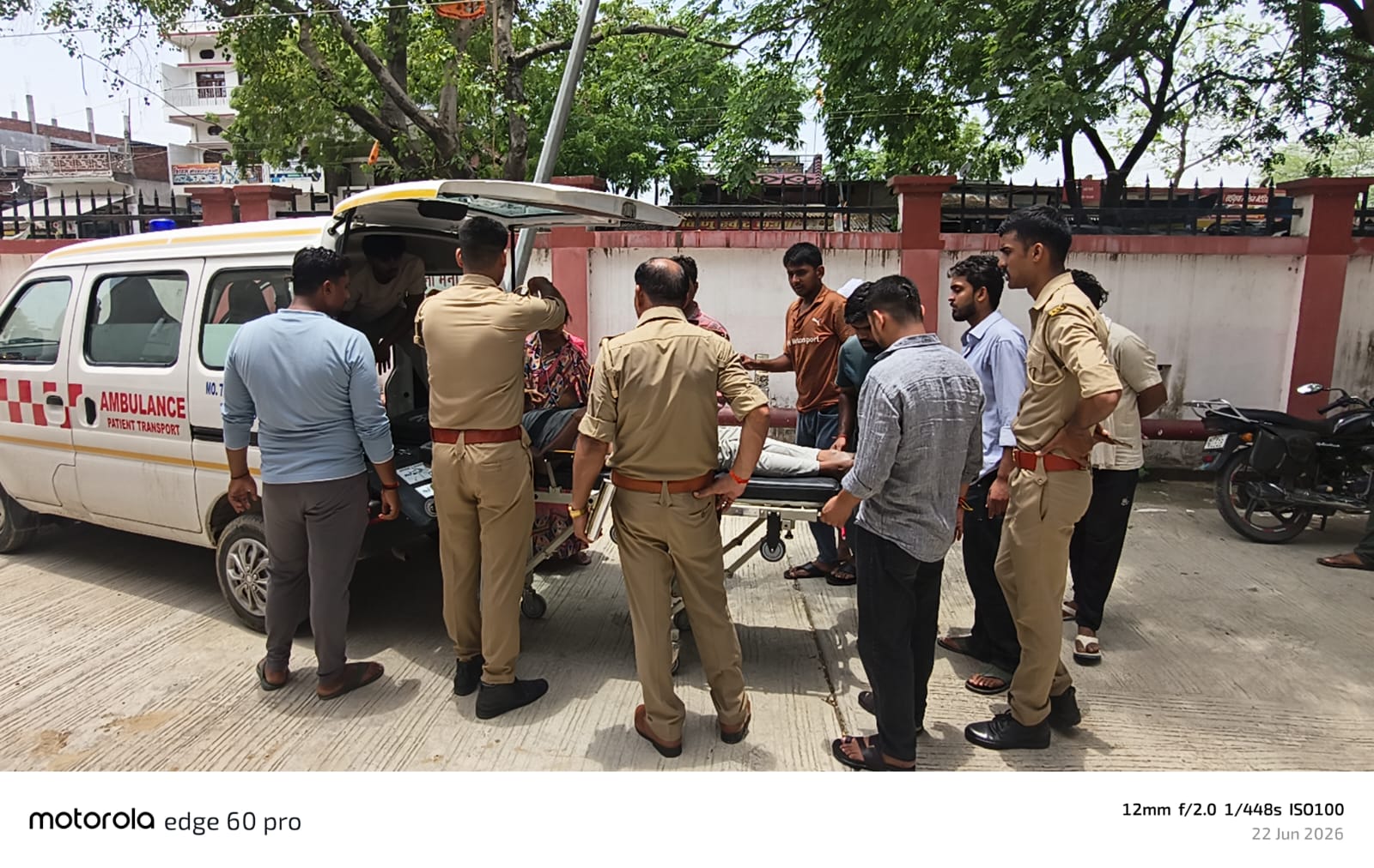 बाइक की टक्कर से ई-रिक्शा पलटा, चालक गंभीर रूप से घायल 