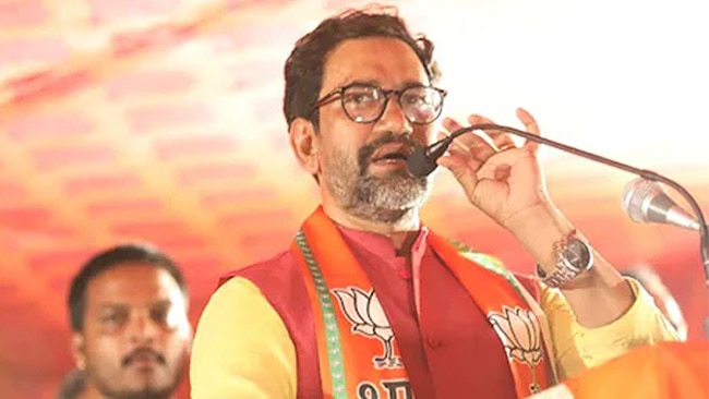 आजमगढ़ में योगी के आगमन पर निरहुआ ने बनाया 2027 पर गाना