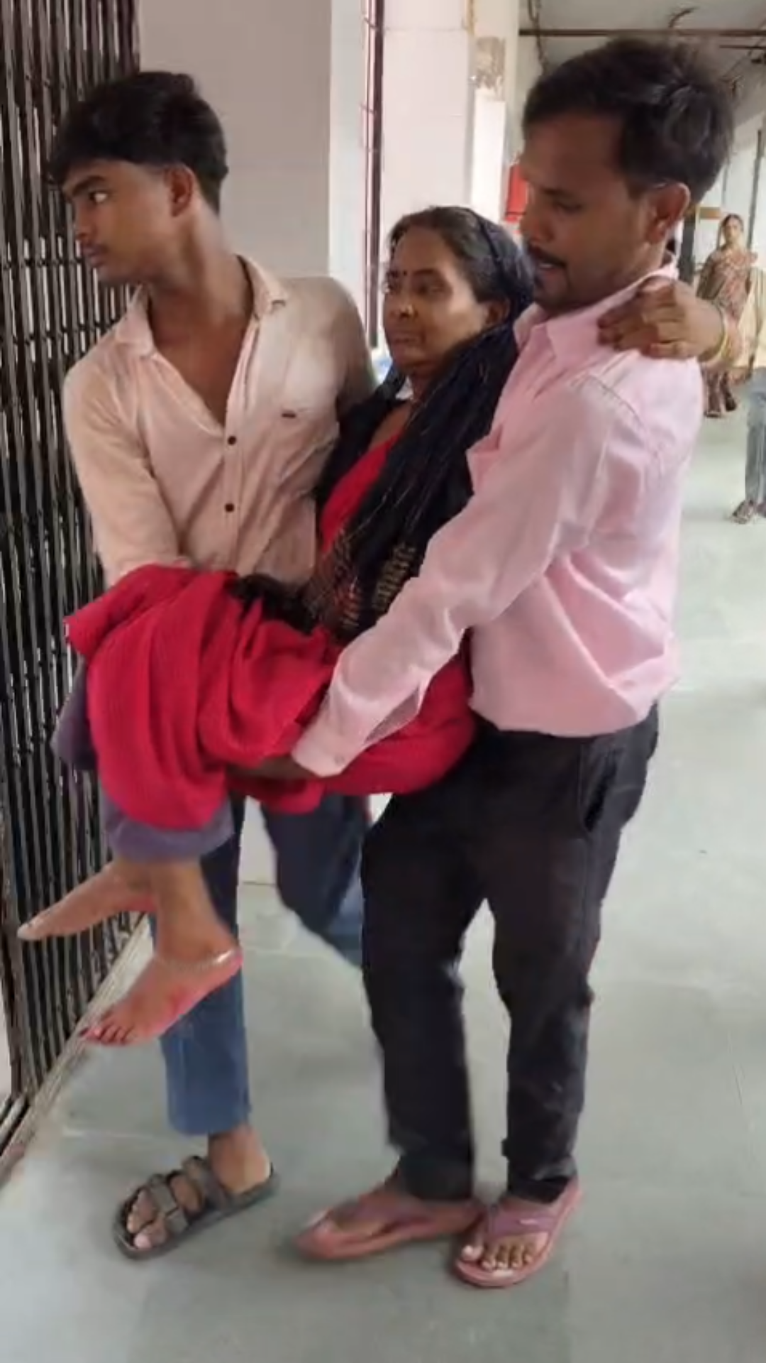 स्टेचर पर ताला, बेटों ने हाथों को बनाया सहारा, गोद में उठाकर मां को पहुंचाया डॉक्टर तक