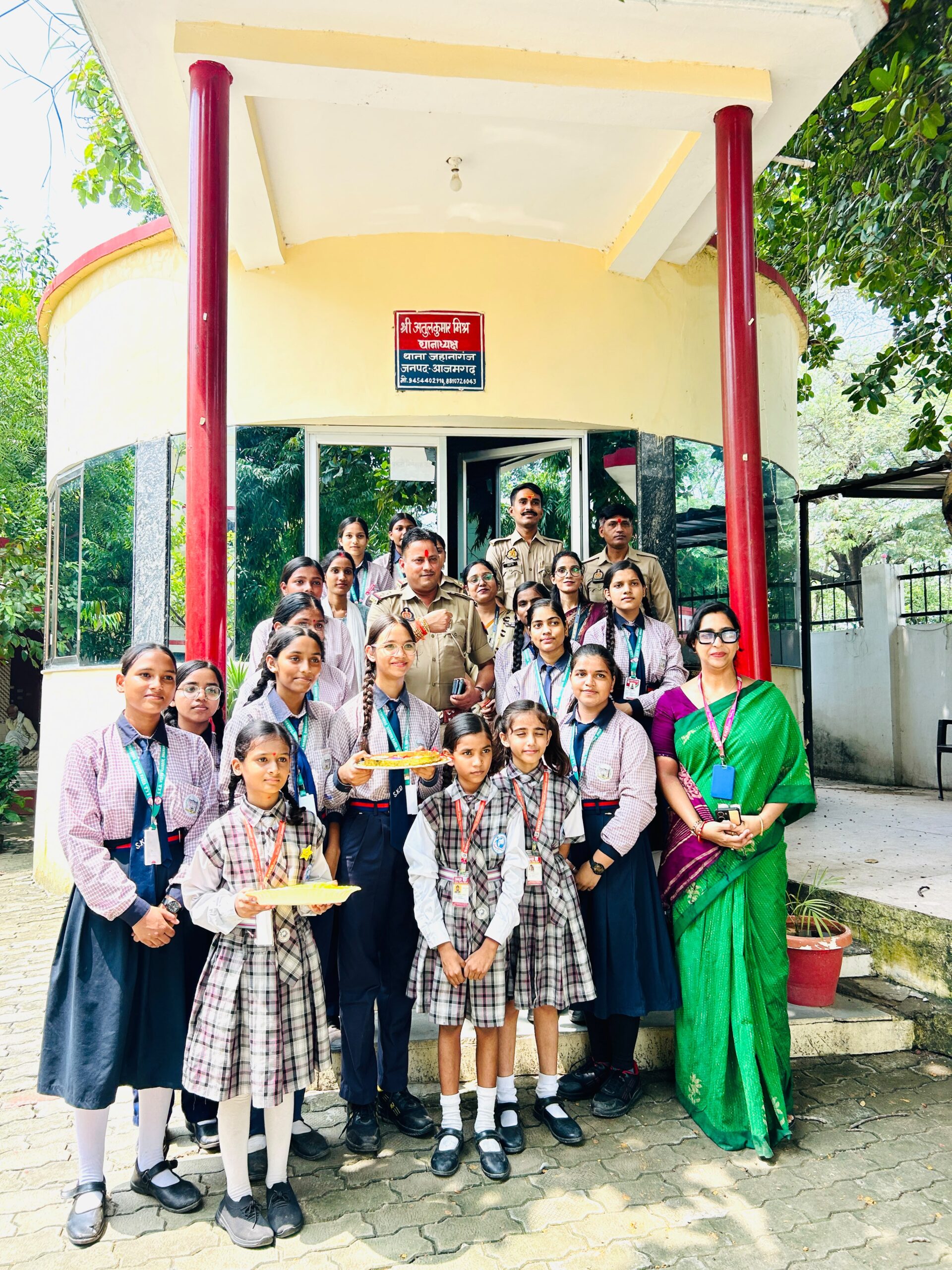 रक्षा पर्व पर भावुक हुआ जहानागंज थाना, छात्राओं ने पुलिसकर्मियों को बांधी राखी