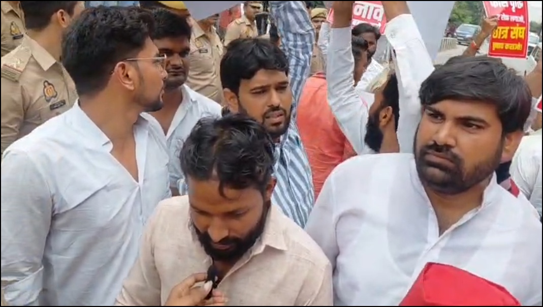आजमगढ़ में छात्र संघ बहाली समेत 7 मांगों को लेकर छात्रों का प्रदर्शन, पुलिस ने रोका मार्च.